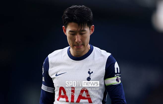 ▲ 손흥민이 아닌 아론 레넌을 선정했다. 레논은 토트넘에서 붙박이 공격수로 활약했지만, 총 364경기에 나서 30골 76도움을 기록했다. 448경기 173골 95도움을 기록한 손흥민과 기록이나 팀 경기력의 영향력에서는 비교되기 어려운 선수다.