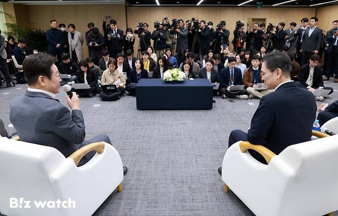 이재명 더불어민주당 대표와 이재용 삼성전자 회장이 20일 서울 강남구 삼성 청년 소프트웨어 아카데미(SSAFY)에서 열린 ‘청년 취업 지원 현장 간담회'에 앞서 환담하고 있다./사진=이명근 기자 qwe123@