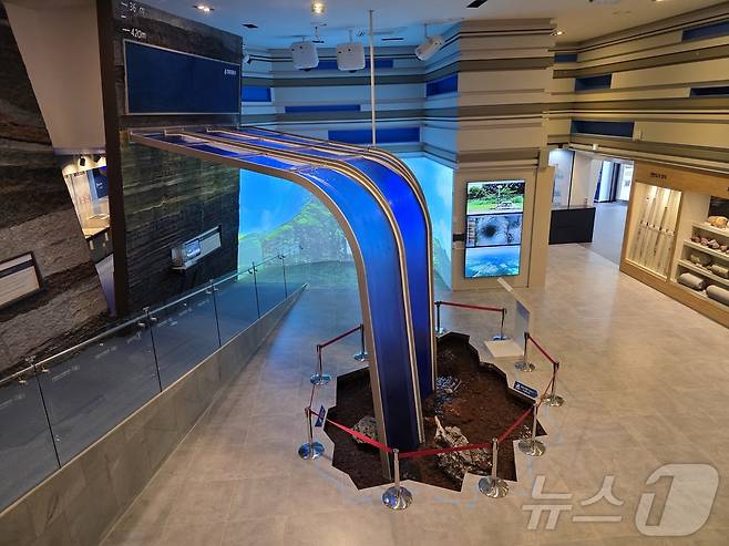 제주개발공사 제주삼다수 공장 홍보관에 위치한 인공 폭포. 2012년 가동 후 폭포수 교체 없이 처음 상태를 유지 중이다. 제주개발공사는 화산송이의 정화 능력 때문이라고 설명했다. ⓒ News1 이형진 기자