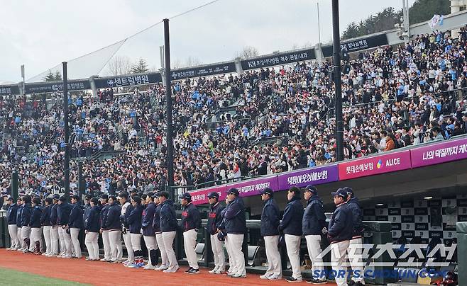 시범경기 첫날부터 만원관중 찾은 사직구장. 부산=송정헌 기자songs@sportschosun.com/2025.03.08/