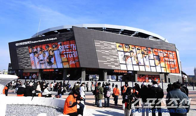 신축구장 첫 오픈. 대전한화생명볼파크 찾은 야구팬들.