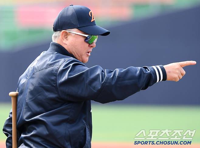 8일 청주야구장에서 열린 시범경기 두산-한화전. 경기 전 한화 김경문 감독이 훈련을 지켜보고 있다. 청주=정재근 기자 cjg@sportschosun.com/2025.3.8/