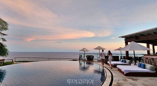 더엣지 인피니티풀. 바다와 일물 풍경 즐기며 수영하는 낭만 시간을 보낼 수 있다.