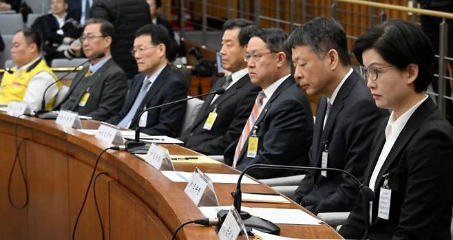 18일 국회에서 열린 정무위 전체회의의 홈플러스·MBK 파트너스 및 삼부토건 관련 긴급 현안질의에서 조주연홈플러스공동대표(오른쪽 부터), 김광일MBK 파트너스 부회장 겸 홈플러스 공동 대표 등 채택증인들이 의원들의 질의를 듣고 있다. 국회사진기자단 연합뉴스