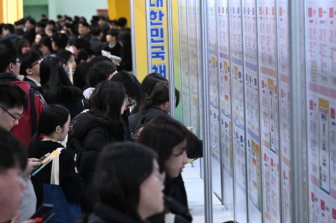 지난 19일 서울 서초구 aT센터에서 ‘2025 대한민국 채용박람회’가 열렸다. 취업준비생들이 채용공고게시대를 살펴보고 있다./고운호 기자