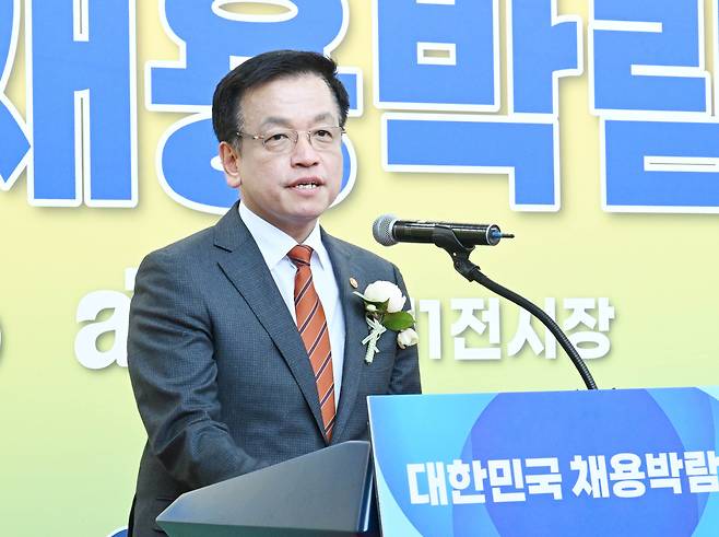 최상목 대통령 권한대행 부총리 겸 기획재정부 장관이 지난 19일 서울 서초구 aT센터 전시장에서 열린 '2025 대한민국 채용박람회'에서 개회사를 하고 있다. /기획재정부 제공