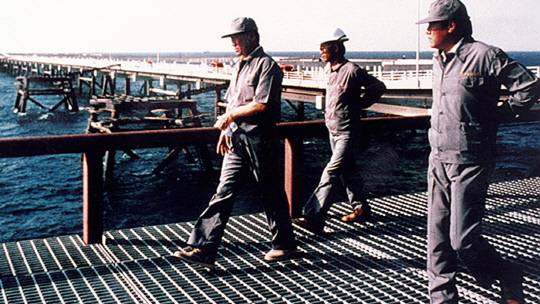 건설 현장을 직원들과 둘러보는 고 정주영(맨 왼쪽) 선대회장. 현대차그룹 제공