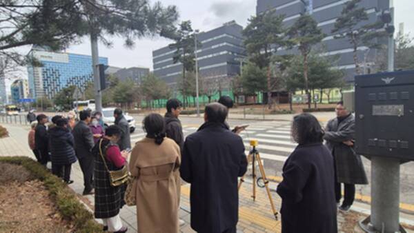 경기도 내 한 지자체 소재 데이터센터 주변에서 주민들이 전자파 현장검증에 참여하고 있다. 신영에스앤디 제공