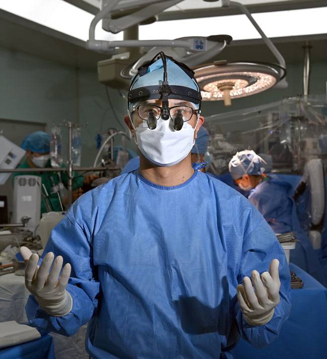 정성호 서울아산병원 심장혈관흉부외과 교수가 4일 이 병원 동관 3층 ‘F로젯 3번 수술방’에서 심장이식 수술을 집도하기 위해 모든 준비를 마친 후 카메라를 응시하고 있다. 백동현 기자