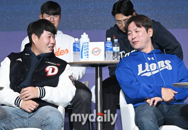 두산 양의지와 삼성 강민호가 20일 오후 서울 잠실 롯데호텔 월드에서 진행된 '2025 프로야구 KBO 미디어데이'에서 이야기를 나누고 있다./잠실=송일섭 기자 andlyu@mydaily.co.kr