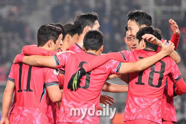 대한민국 축구대표팀 황희찬이 20일 오후 경기도 고양종합운동장에서 진행된 '2026 국제축구연맹(FIFA) 북중미 월드컵 아시아지역 최종예선' 오만과의 경기에서 선제골을 기록한 뒤 기뻐하고 있다.B조에 속해 있는한국은 4승 2무, 승점 14로 조 선두를 달리고 있다. 2위는 이라크(승점 11), 3위는 요르단(승점 9)이다.한국이 이번 2연전에서 2승을 거두면 북중미 월드컵 본선진출을 조기에 확정한다./고양=곽경훈 기자