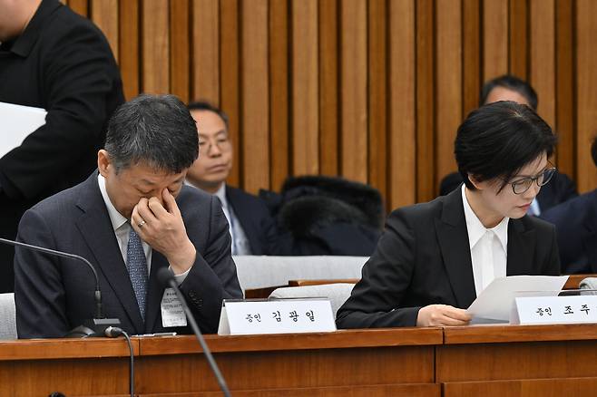 김광일 홈플러스 대표이사 겸 MBK 부회장이 18일 국회에서 열린 정무위원회 홈플러스 기업회생절차에 대한 현안 질의에서 얼굴을 만지고 있다. 국회사진기자단