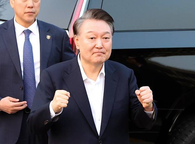 지난 8일 석방된 윤석열 대통령이 서울 용산구 한남동 관저 입구에서 지지자들에게 인사하고 있다. 뉴시스