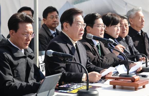 이재명 더불어민주당 대표가 19일 오전 서울 종로구 경복궁역 부근 광화문 민주당 천막농성장에서 열린 현장 최고위원회의에서 모두 발언하고 있다. 2025.3.19 국회사진기자단