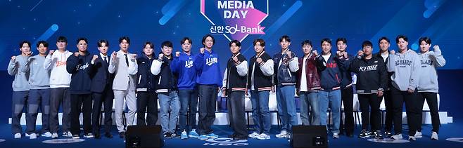 20일 서울 송파구 롯데호텔월드에서 열린 프로야구 개막 미디어데이에서 각 구단 주장과 선수들이 기념촬영을 하고 있다. 연합뉴스
