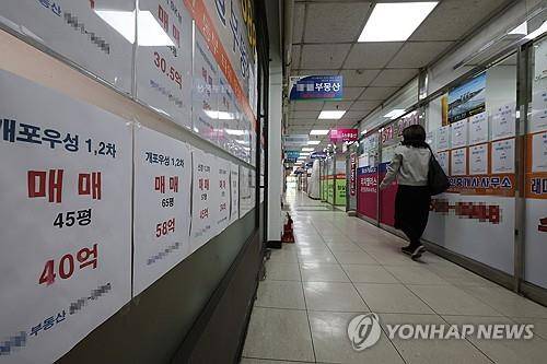 강남3구·용산구 아파트 전체 토허구역으로
(서울=연합뉴스) 이진욱 기자 = 19일 서울 강남구 아파트 단지 부동산에 매매 시세가 붙어 있다. 정부와 서울시는 이날 강남구, 서초구, 송파구, 용산구 아파트 2천200개 단지, 40만가구를 토지거래허가구역으로 확대 지정한다고 밝혔다. 2025.3.19
cityboy@yna.co.kr
(끝)