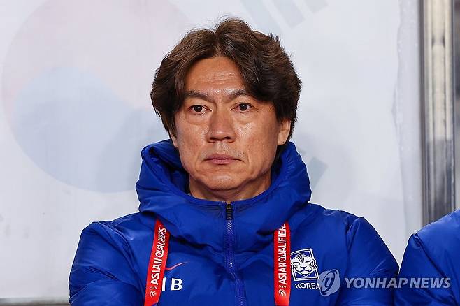 오만전 앞둔 홍명보 감독 (고양=연합뉴스) 서대연 기자 = 20일 경기도 고양종합운동장에서 열린 2026 북중미 월드컵 아시아 3차 예선 B조 7차전 대한민국과 오만의 경기.
홍명보 감독이 경기 시작을 기다리고 있다. 2025.3.20 dwise@yna.co.kr