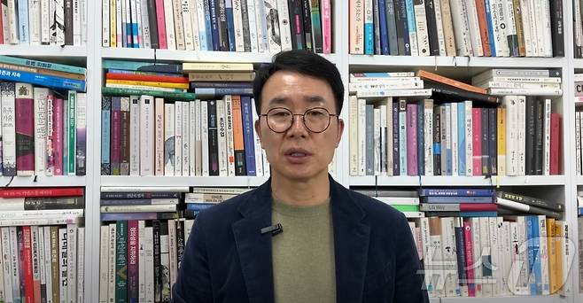 진양곤 HLB그룹 회장이 리보세라닙+캄렐리주맙 병용요법 FDA 허가 불발에 대해 소개하고 있다.(HLB 제공)/뉴스1
