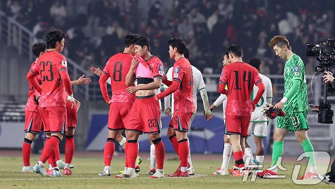 오만전 무승부 후 아쉬워하는 축구대표팀. /뉴스1 ⓒ News1 이동해 기자