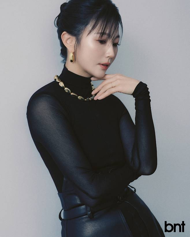 드레스는 알렉산더 맥퀸, 벨트는 샤넬 제품.