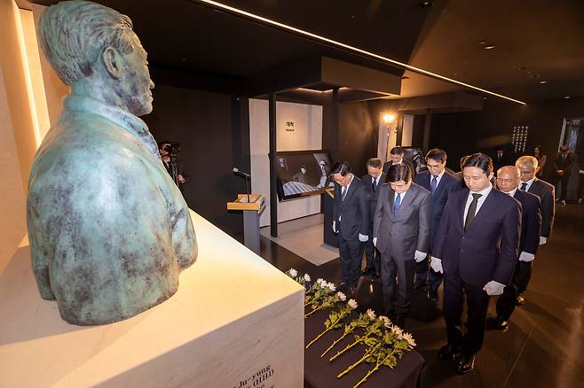 HD현대는 21일 경기 성남 판교 HD현대 글로벌R&D센터에서 권오갑 회장, 정기선 수석부회장 등 주요 경영진이 참석한 가운데 24주기 추모식을 진행했다. /HD현대 제공