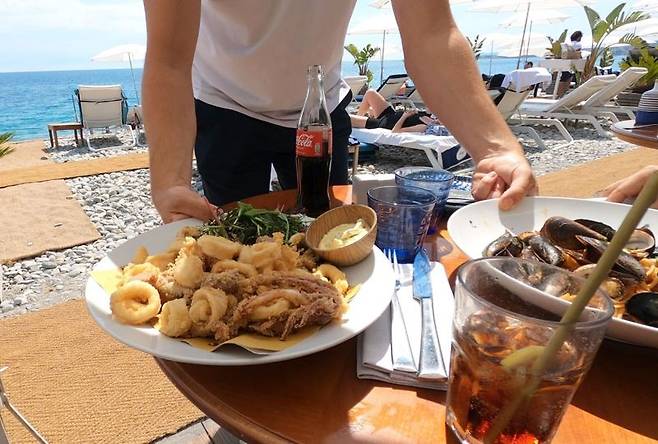 니스해수욕장장에서 해산물 먹기. 사진=김태원(tan)