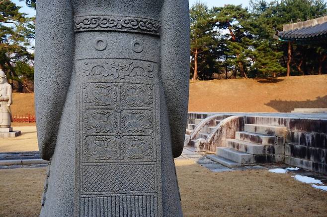 유릉 앞에 있는 문인석의 뒷모습. 이준희 기자