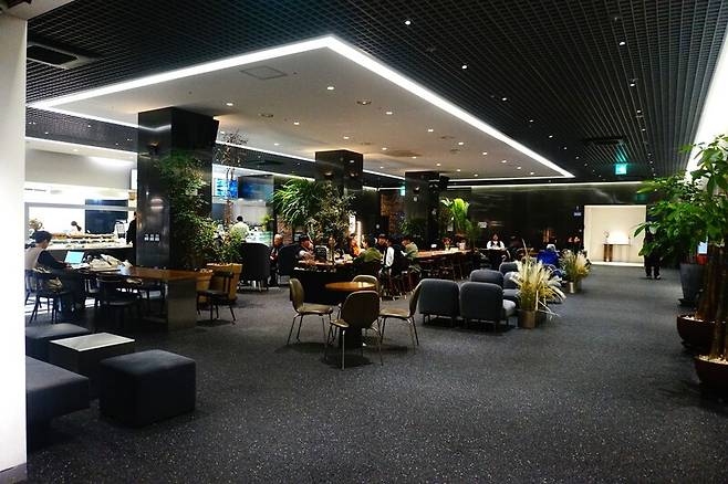 경기도 남양주시 금곡동에 있는 리멤버1910에서 시민들이 담소를 나누고 있다. 이준희 기자