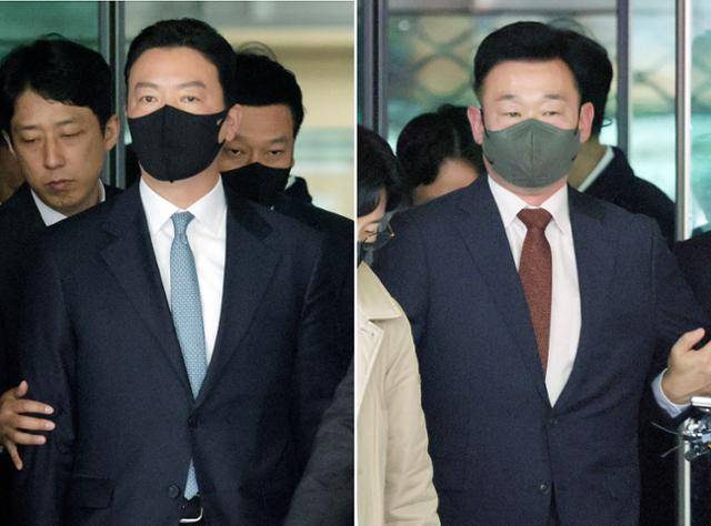 윤석열 대통령의 체포영장 집행을 방해한 혐의를 받는 김성훈(왼쪽 사진) 대통령경호처 차장과 이광우 경호본부장이 21일 서울 마포구 서울서부지법에서 열린 구속 전 피의자 심문을 마치고 대기 장소로 이동하고 있다. 뉴시스