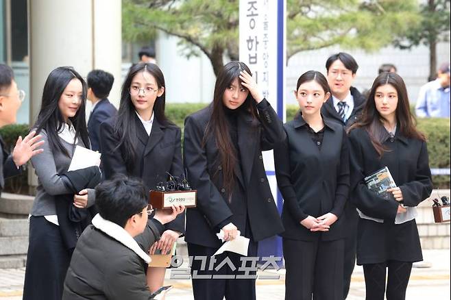 그룹 뉴진스(NJZ)가 7일 오후 어도어가 뉴진스 멤버들을 상대로 제기한 기획사 지위보전 및 광고계약 체결 등 금지 가처분 심문을 마치고 입장을 밝히고 있다. 서병수 기자 qudtn@edaily.co.kr /2025.03.07/
