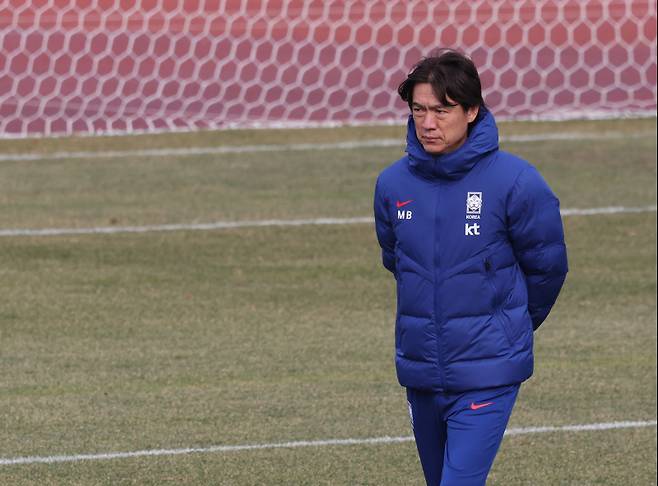 <yonhap photo-3731=""> 3월 A매치 대비 첫 훈련 나선 홍명보 감독 (고양=연합뉴스) 임화영 기자 = 한국 남자축구 대표팀의 홍명보 감독이 17일 고양종합운동장에서 열린 3월 A매치 대비 첫 훈련에서 생각에 잠겨 있다. 대표팀은 20일 오후 8시 고양종합운동장에서 오만을 상대로 2026 북중미 월드컵 아시아지역 3차 예선 7차전을 치르고, 25일에는 수원월드컵경기장에서 요르단과 예선 8차전을 펼친다. 2025.3.17 hwayoung7@yna.co.kr/2025-03-17 16:40:56/ <저작권자 ⓒ 1980-2025 ㈜연합뉴스. 무단 전재 재배포 금지, AI 학습 및 활용 금지></yonhap>