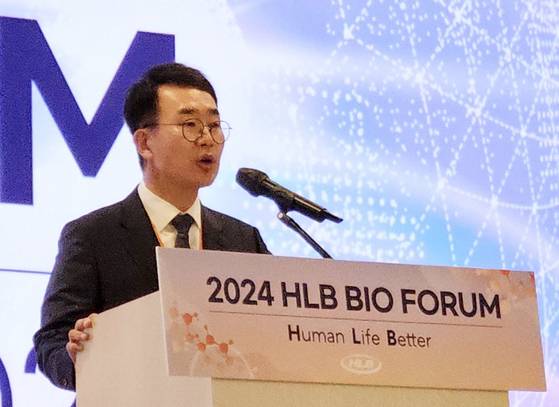 진양곤 HLB 회장이 지난해 서울 송파구 소피텔 앰배서더 서울에서 열린 ‘제2회 HLB바이오포럼’에서 개회사를 하고 있다. 연합뉴스