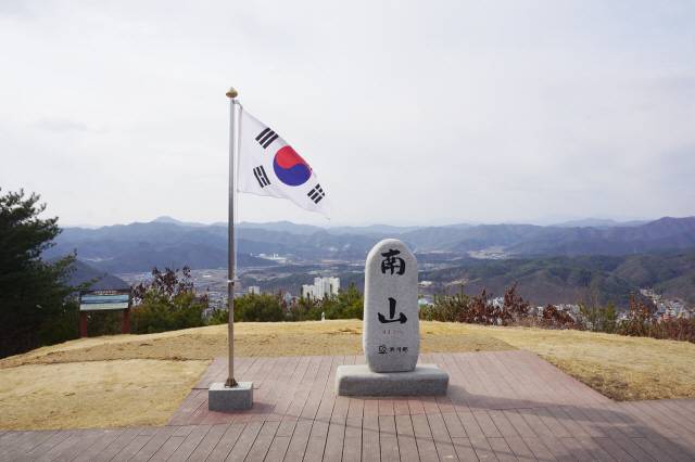 홍천 남산 정상. 마치 헬기장을 연상케 하듯 넓고 정상석 또한 사람 키만큼 크다.