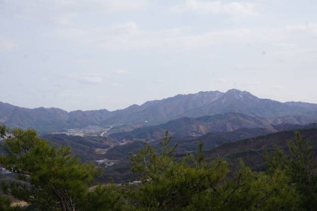 정상 남쪽 풍경. 가장 높은 산이 횡성 경계의 오음산이다.