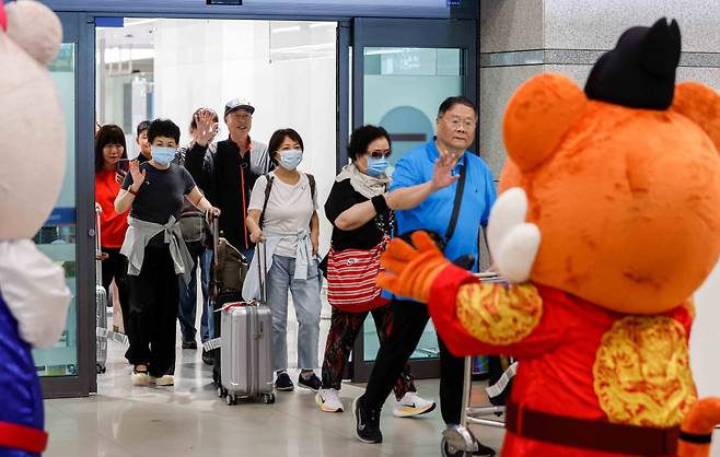 인천국제공항 제1여객터미널에서 중국인 단체 관광객들이 입국하고 있다. 사진=강진형 기자