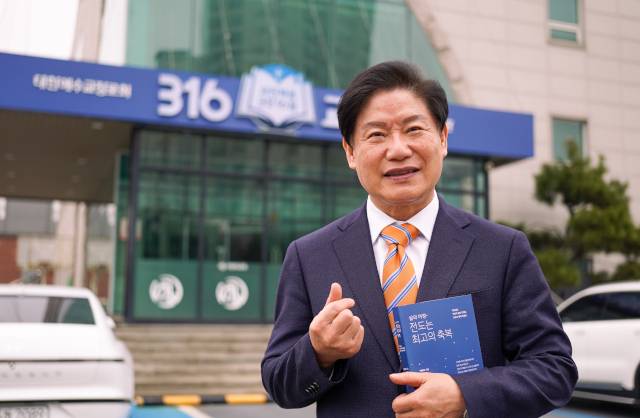 박용배 목사가 지난 19일 인천 청라 316교회에서 인터뷰를 마치고 교회 앞에서 책을 들고 기념 촬영을 하고 있다.