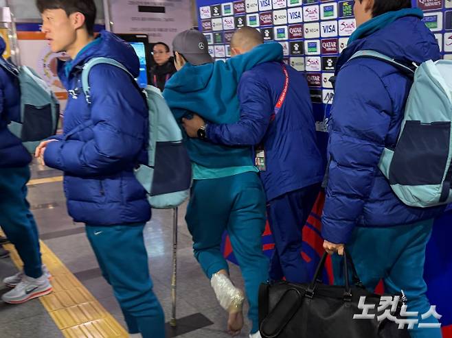 목발 짚고 믹스트존 통과하는 이강인. 김조휘 기자