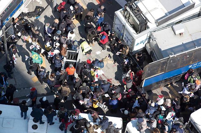 2017년 3월10일 헌법재판소 앞에서 박근혜 대통령 탄핵 인용이 결정되자 탄핵 반대 집회 참가자가 헌재 방향으로 진입 도중 차량에서 떨어진 스피커에 맞아 머리에서 피를 흘리고 있다. ⓒ뉴시스