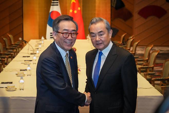 한·중·일 외교장관회담을 위해 일본 도쿄를 방문한 조태열 외교부 장관이 21일 왕이 중국 외교부장과 양자회담을 갖기에 앞서 악수 하고 있다./외교부 제공