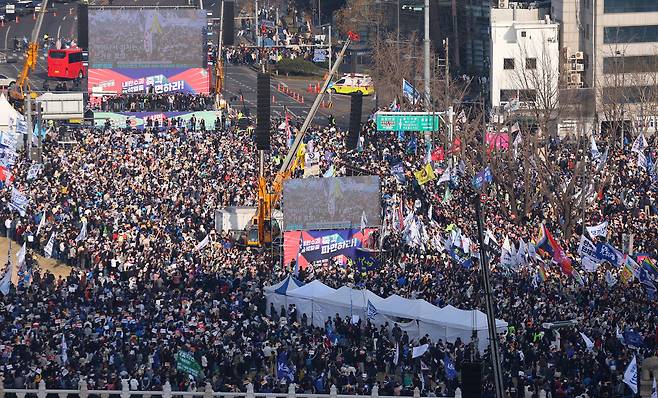 22일 서울 광화문 앞에서 윤석열 즉각퇴진·사회대개혁 16차 범시민대행진이 진행되고 있다/연합뉴스