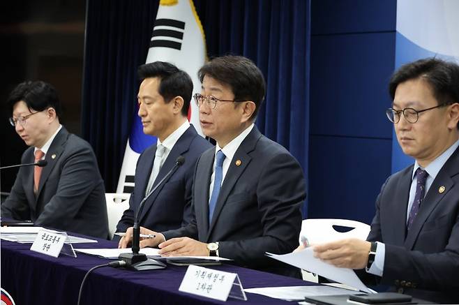 박상우 국토교통부 장관(가운데)이 19일 서울 종로구 정부서울청사에서 열린 주택시장 안정화 방안 브리핑에서 발언하고 있다. 사진=뉴시스