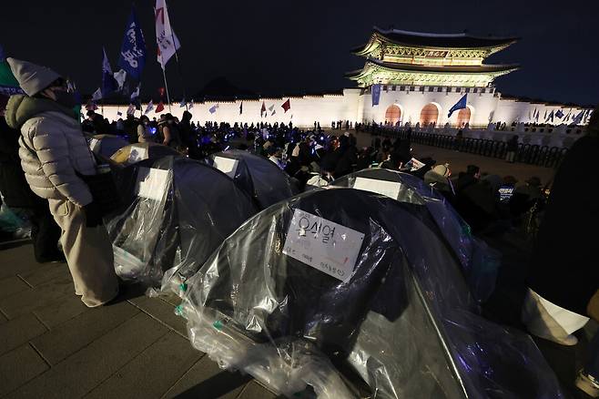 2025년 3월12일부터 광화문 앞에서 윤석열 파면을 요구하며 단식 농성을 한 부산 대학생들의 단식 천막. 류우종 기자 wjryu@hani.co.kr