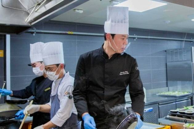 ‘밋더셀럽’ 이벤트에서 최현석 셰프가 임직원들에게 특식을 제공하고 있다. 아워홈 제공