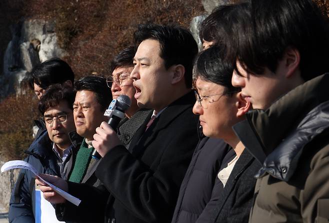 지난달 11일 강원 춘천지법 앞에서 열린 현장학습 사고 인솔 교사 선고 관련 기자회견에서 강주호 한국교원단체총연합회 회장이 재판부에 유감을 표명하고 있다. 이날 재판부는 체험학습 사고 인솔 교사에게 금고 6개월을 선고했다. 연합뉴스