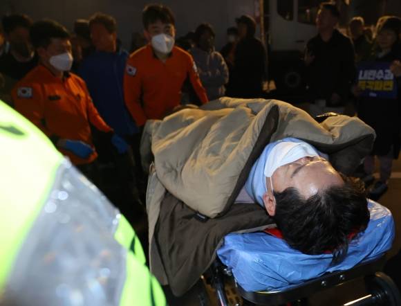 김경수 전 지사, 단식 14일 만에 건강 악화로 이송 - 22일 윤석열 대통령 파면을 촉구하며 14일째 단식을 이어가던 김경수 전 경남도지사가 건강 악화로 병원으로 이송되고 있다. 2025.3.22 연합뉴스