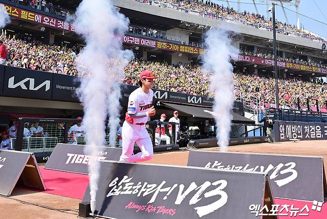 22일 오후 광주기아챔피언스필드에서 열린 '2025 신한 SOL Bank KBO리그' NC 다이노스와 KIA 타이거즈의 개막전 경기, KIA 김도영이 입장하고 있다. 광주, 김한준 기자