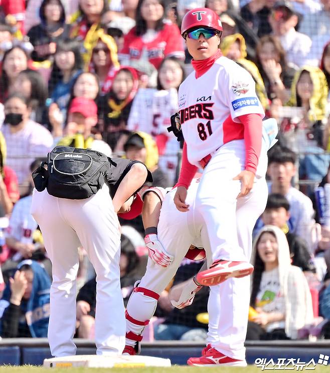 22일 오후 광주기아챔피언스필드에서 열린 '2025 신한 SOL Bank KBO리그' NC 다이노스와 KIA 타이거즈의 개막전 경기, 3회말 1사 KIA 김도영이 좌전안타를 날린 후 고통을 호소하고 있다. 광주, 김한준 기자