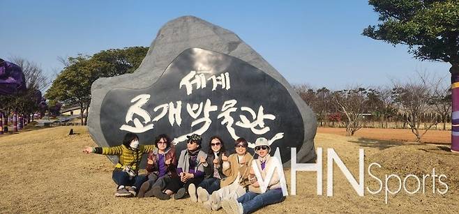 대회 일정을 마치고 자은도로 봄나들이에 나선 여성바둑연맹 회원들.(사진=신안군에서 MHN스포츠 엄민용 선임기자)