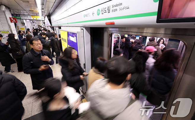 서울 구로구 지하철 신도림역 승강장에서 시민들이 출근길을 서두르고 있다. 2024.12.6/뉴스1 ⓒ News1 김성진 기자