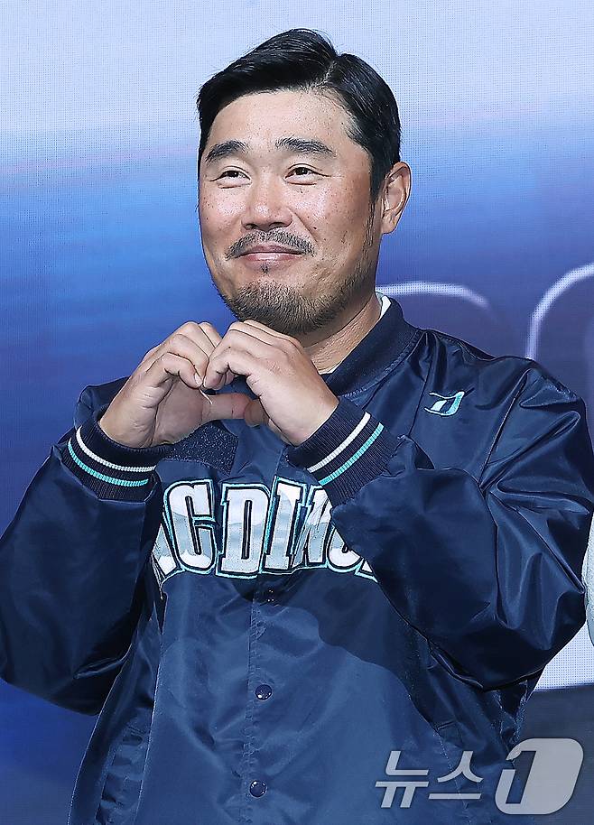 NC 다이노스 이호준 감독이 20일 오후 서울 송파구 잠실 롯데호텔 월드에서 열린 신한 SOL Bank 2025 KBO 미디어데이에서 기념 촬영을 하고 있다. 2025.3.20/뉴스1 ⓒ News1 김진환 기자